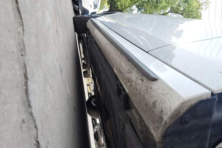 Used Mercedes-Benz E-Class 2019 Restyled E 300 L Sport Luxury Edition Right Side Sill