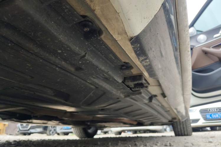 Used Mercedes-Benz E-Class 2019 E 260 L Sport Edition Right Side Sill