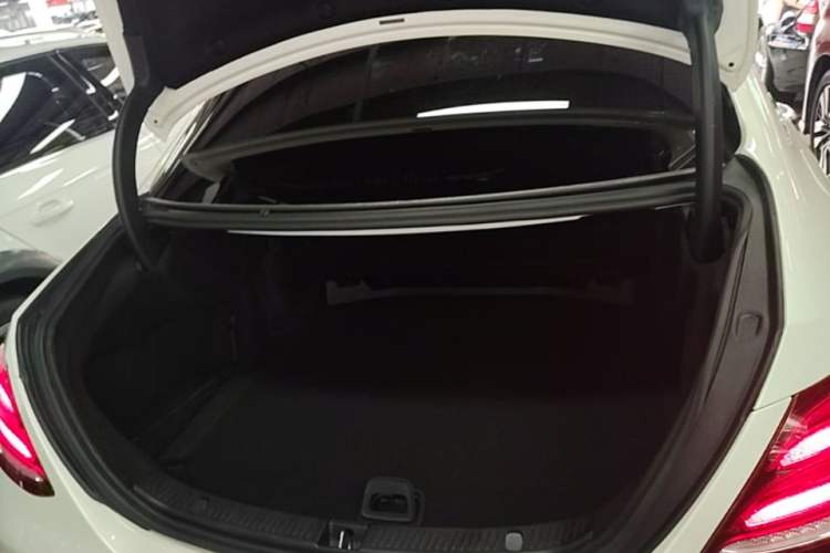 Used Mercedes-Benz E-Class 2019 E 200 L Sport Edition Trunk