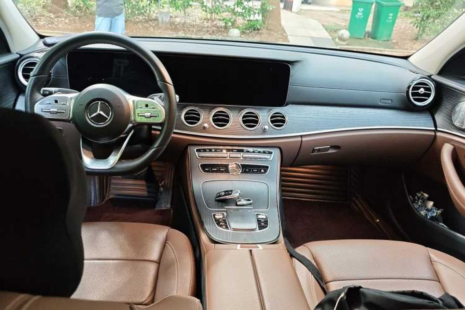 Used Mercedes-Benz E-Class 2020 E 300 L Sport Luxury Edition Center Console