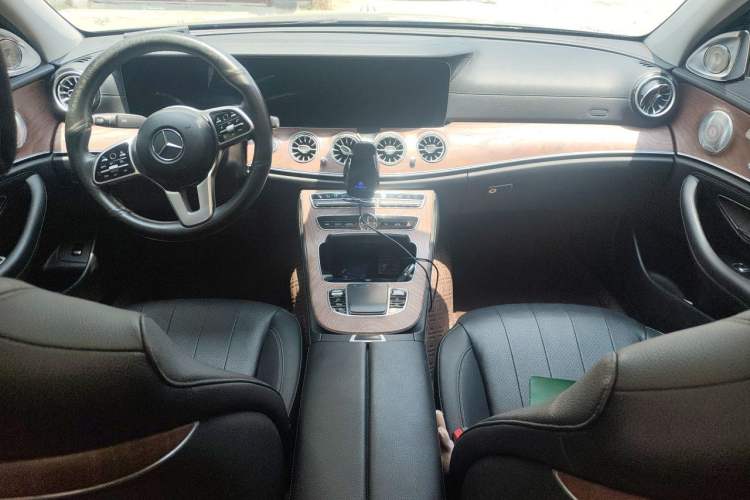 Used Mercedes-Benz E-Class 2020 E 300 L Luxury Model Center Console