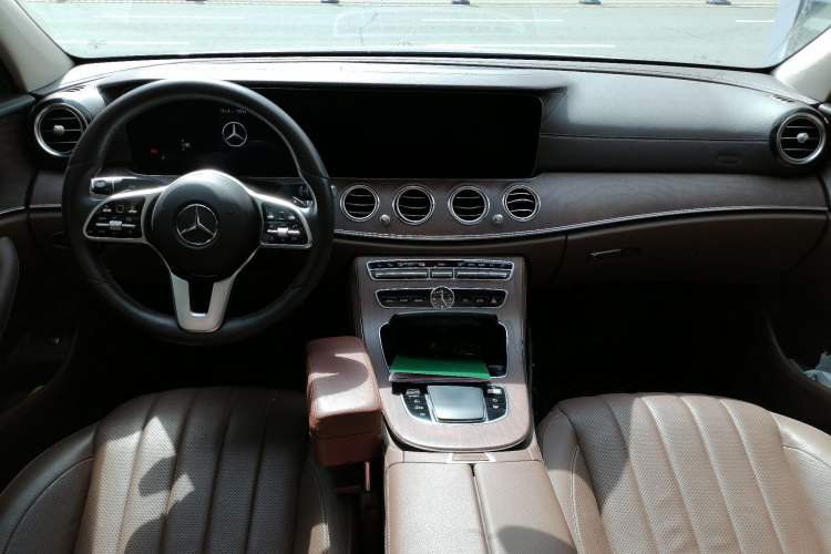 Used Mercedes-Benz E-Class 2020 E 300 L Luxury Model Center Console