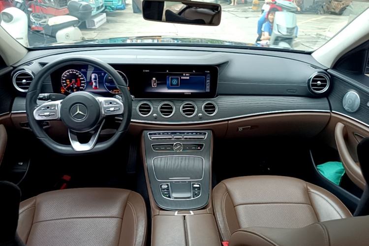 Used Mercedes-Benz E-Class 2020 E 300 L Sport Luxury Edition Center Console