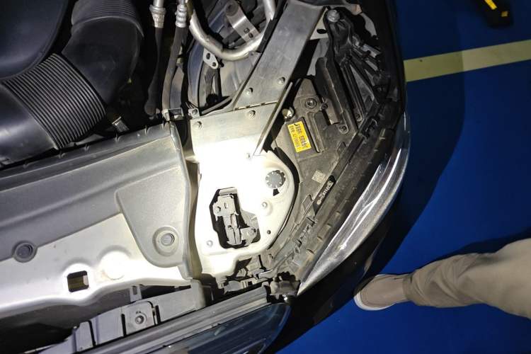 Used Mercedes-Benz E-Class 2020 E 300 L Stylish Model Engine Bay Left