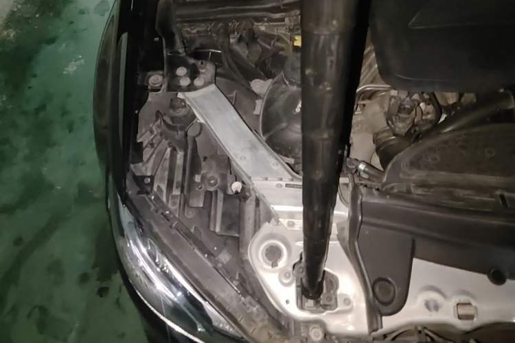 Used Mercedes-Benz E-Class 2020 Restyled E 300 L Sporty and Stylish Edition Engine Bay Right