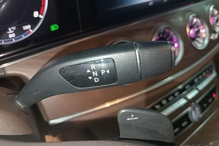 Used Mercedes-Benz E-Class 2020 Restyled E 300 L Exclusive Edition Gear Lever