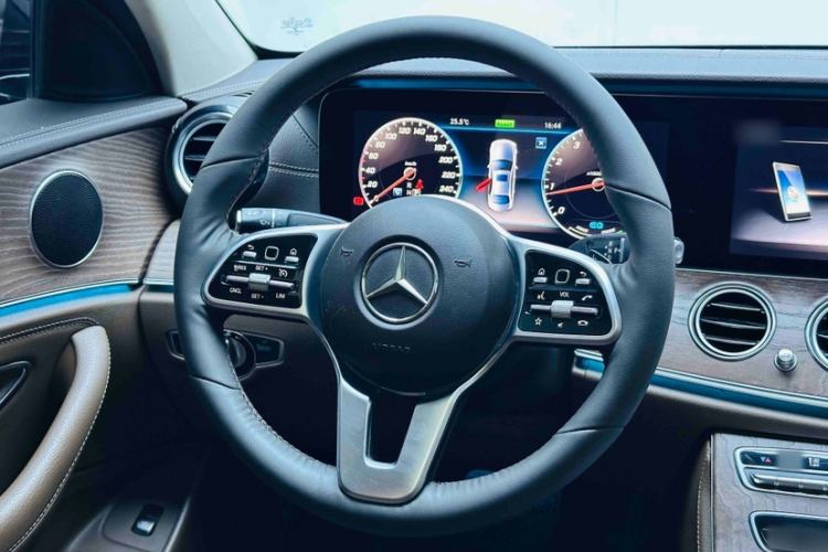 Used Mercedes-Benz E-Class 2020 E 260 L Interior 4