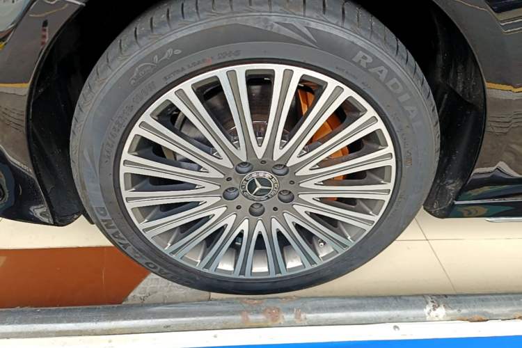 Used Mercedes-Benz E-Class 2020 Restyled E 300 L Sport Exclusive Edition Left Front Wheel Hub