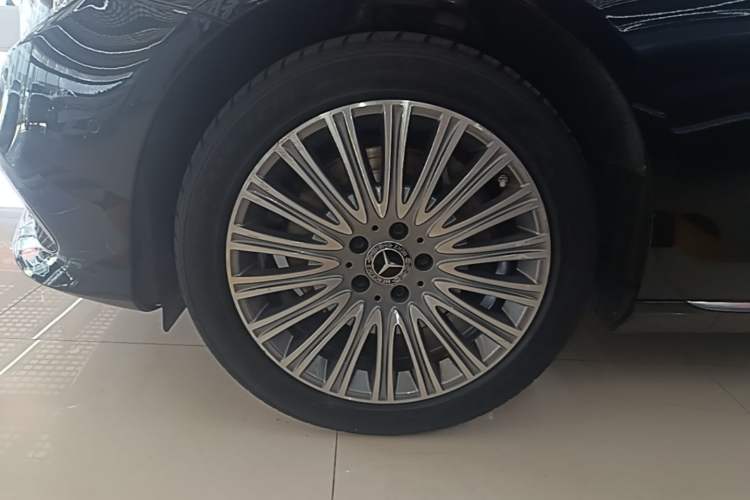 Used Mercedes-Benz E-Class 2020 Restyled E 300 L Exclusive Edition Left Front Wheel Hub