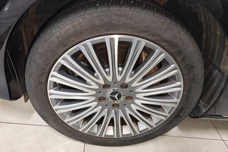 Used Mercedes-Benz E-Class 2020 Restyled E 300 L Exclusive Edition Left Front Wheel Hub