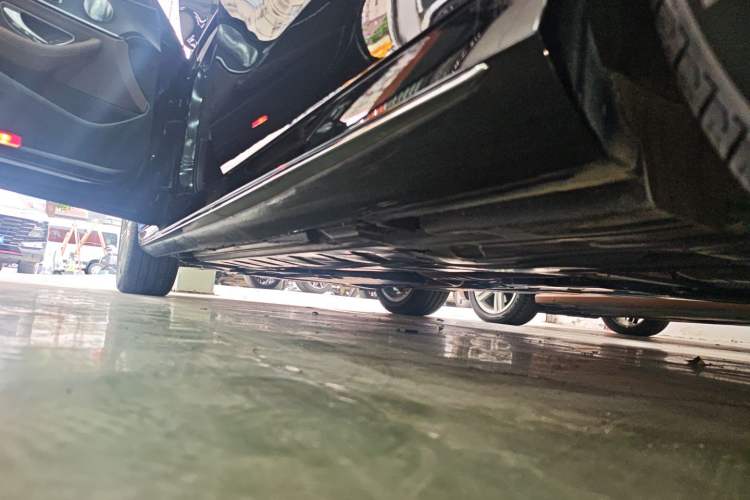 Used Mercedes-Benz E-Class 2020 E 300 L Sport Luxury Edition Left Side Sill
