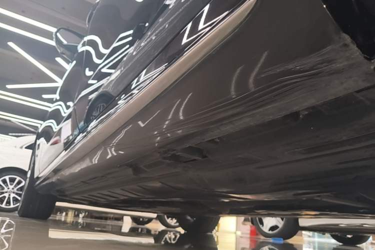 Used Mercedes-Benz E-Class 2020 E 300 L Sporty and Stylish Model Left Side Sill