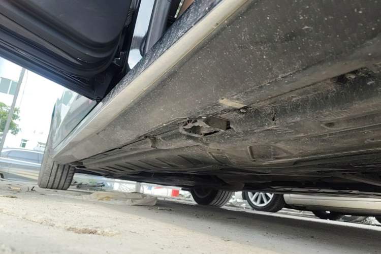 Used Mercedes-Benz E-Class 2020 E 300 L Sporty and Stylish Model Left Side Sill