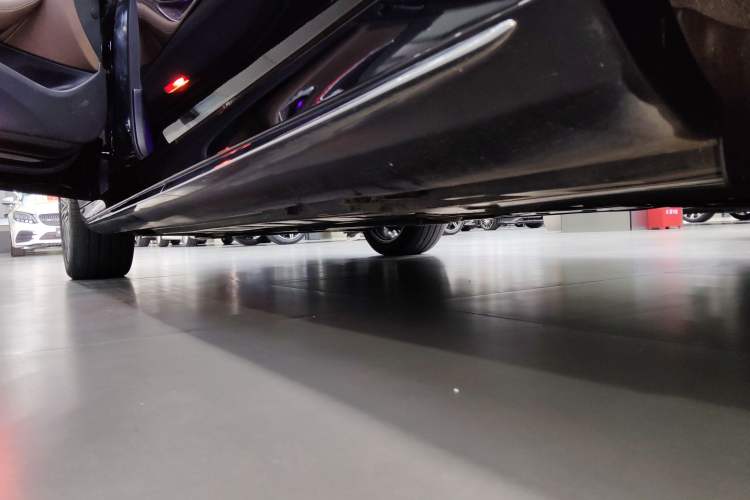 Used Mercedes-Benz E-Class 2020 E 300 L Sport Luxury Edition Left Side Sill
