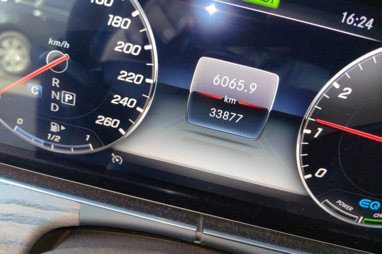 Used Mercedes-Benz E-Class 2020 Facelift E 260 L Odometer Close Up