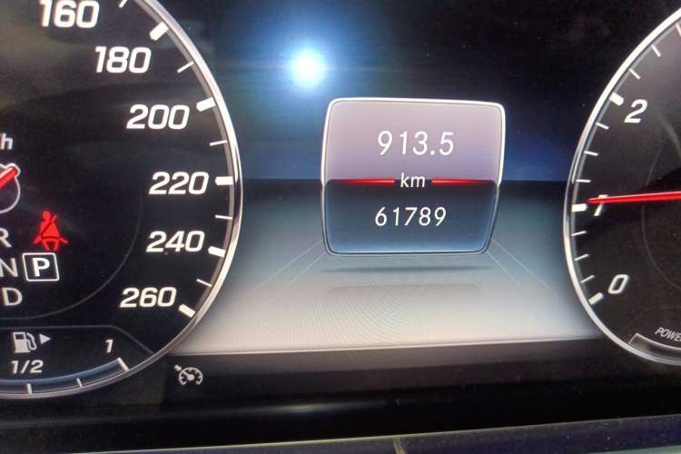 Used Mercedes-Benz E-Class 2020 E 260 L Odometer Close Up