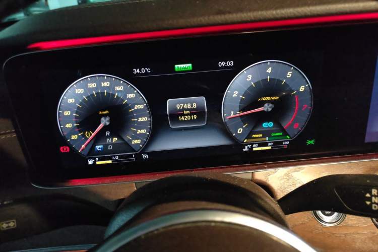 Used Mercedes-Benz E-Class 2020 E 260 L Odometer Close Up