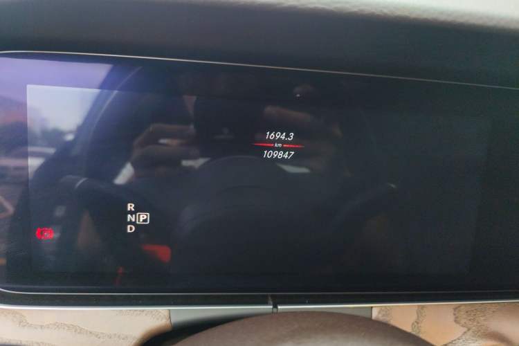 Used Mercedes-Benz E-Class 2020 E 300 L Stylish Model Odometer Close Up