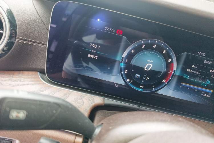 Used Mercedes-Benz E-Class 2020 Facelift E 300 L Stylish Edition Odometer Close Up