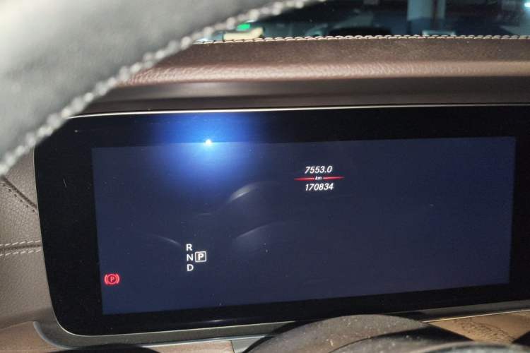 Used Mercedes-Benz E-Class 2020 E 260 L Odometer Close Up