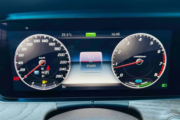 Used Mercedes-Benz E-Class 2020 E 260 L Odometer Close Up