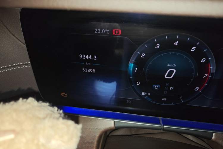 Used Mercedes-Benz E-Class 2020 Restyled E 300 L Exclusive Edition Odometer Close Up