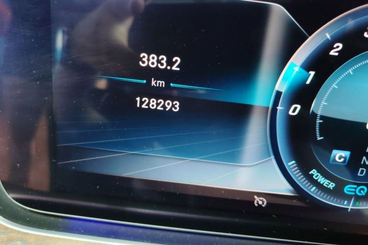 Used Mercedes-Benz E-Class 2020 E 260 L Odometer Close Up