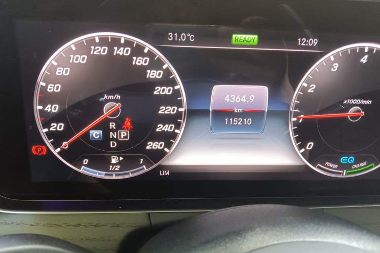 Used Mercedes-Benz E-Class 2020 E 260 L Odometer Close Up