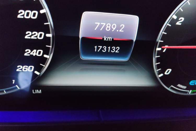 Used Mercedes-Benz E-Class 2020 E 260 L Odometer Close Up