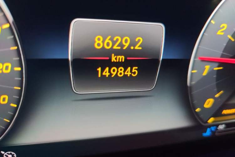 Used Mercedes-Benz E-Class 2020 E 260 L Odometer Close Up