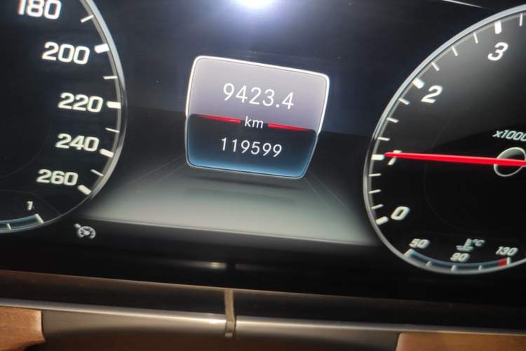Used Mercedes-Benz E-Class 2020 Restyled E 300 L Exclusive Edition Odometer Close Up