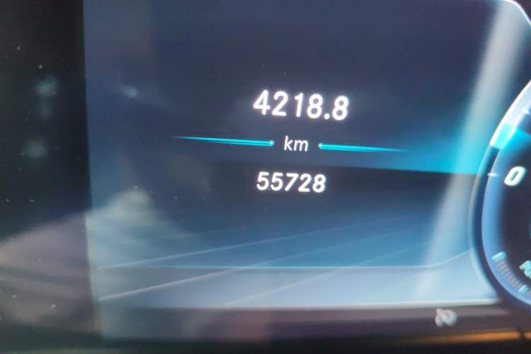 Used Mercedes-Benz E-Class 2020 Facelift E 260 L Sport Edition Odometer Close Up