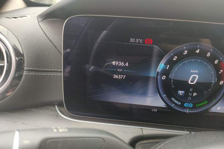 Used Mercedes-Benz E-Class 2020 Facelift E 260 L Sport Edition Odometer Close Up