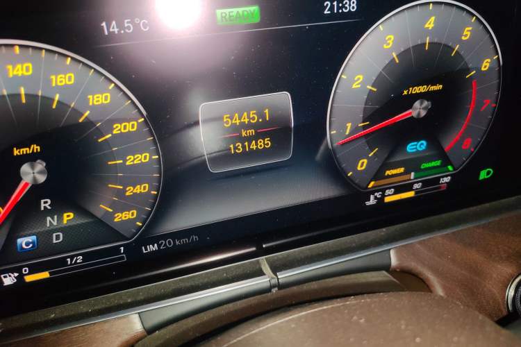 Used Mercedes-Benz E-Class 2020 E 260 L Odometer Close Up