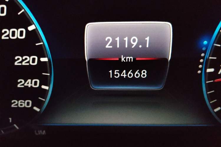 Used Mercedes-Benz E-Class 2020 Facelift E 300 L Stylish Edition Odometer Close Up
