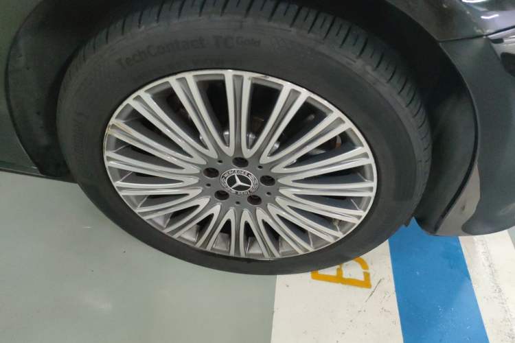 Used Mercedes-Benz E-Class 2020 Restyled E 300 L Exclusive Edition Right Front Wheel Hub