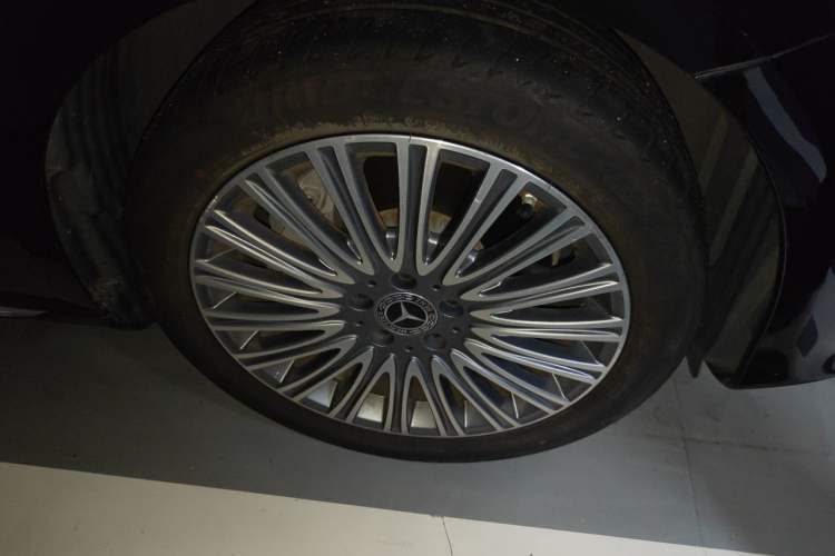 Used Mercedes-Benz E-Class 2020 Restyled E 300 L Exclusive Edition Right Front Wheel Hub