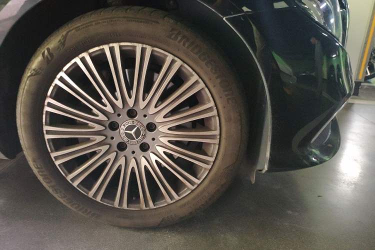 Used Mercedes-Benz E-Class 2020 Restyled E 300 L Exclusive Edition Right Front Wheel Hub