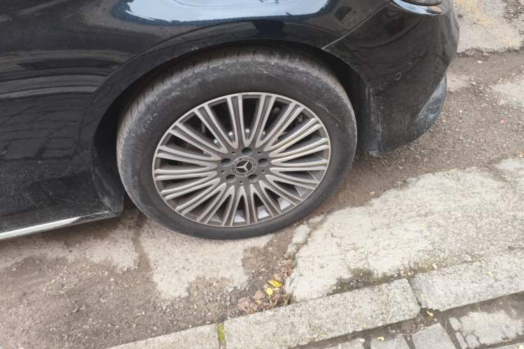 Used Mercedes-Benz E-Class 2020 Restyled E 300 L Exclusive Edition Right Front Wheel Hub