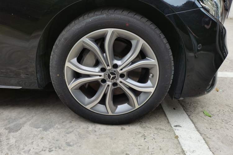 Used Mercedes-Benz E-Class 2020 Restyled E 300 L Sporty and Stylish Edition Right Front Wheel Hub