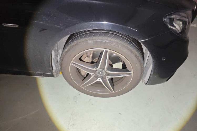 Used Mercedes-Benz E-Class 2020 Restyled E 300 L Sport Exclusive Edition Right Front Wheel Hub