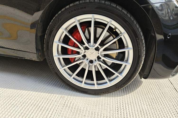 Used Mercedes-Benz E-Class 2020 Restyled E 300 L Sporty and Stylish Edition Right Front Wheel Hub