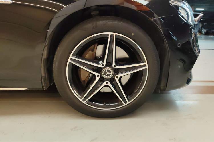Used Mercedes-Benz E-Class 2020 Restyled E 300 L Sport Exclusive Edition Right Front Wheel Hub