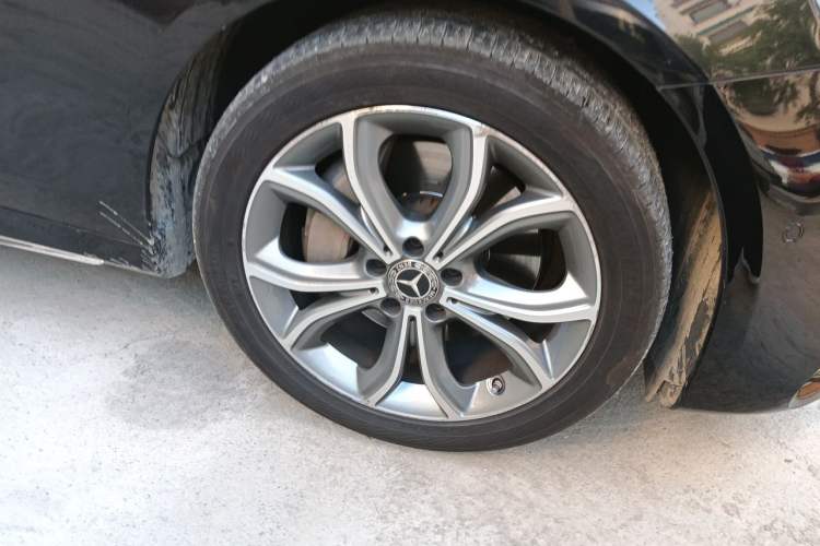 Used Mercedes-Benz E-Class 2020 Restyled E 300 L Sporty and Stylish Edition Right Front Wheel Hub