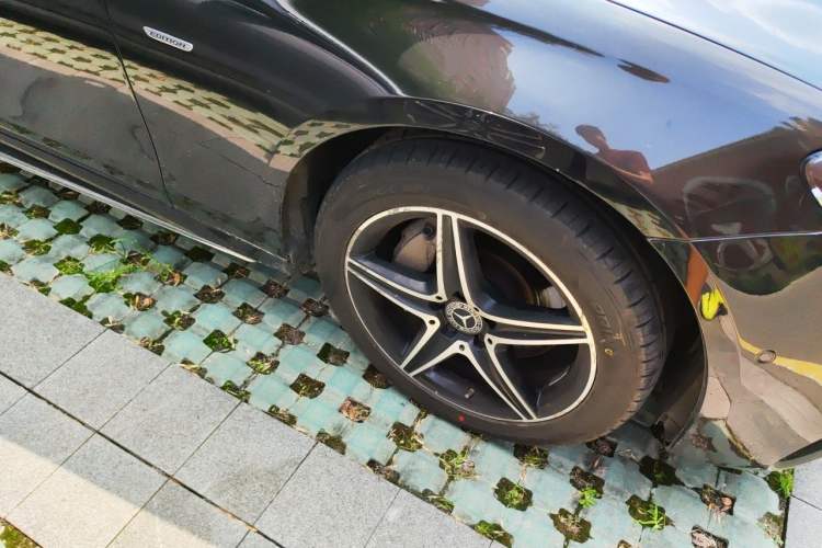 Used Mercedes-Benz E-Class 2020 Restyled E 300 L Sport Exclusive Edition Right Front Wheel Hub