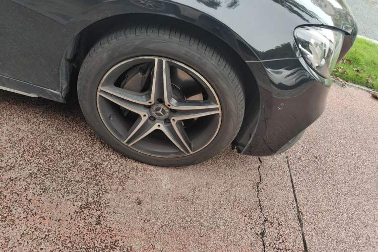 Used Mercedes-Benz E-Class 2020 Restyled E 300 L Sport Exclusive Edition Right Front Wheel Hub