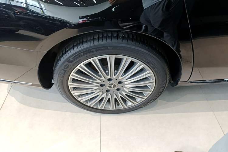 Used Mercedes-Benz E-Class 2020 Restyled E 300 L Exclusive Edition Right Rear Wheel Hub