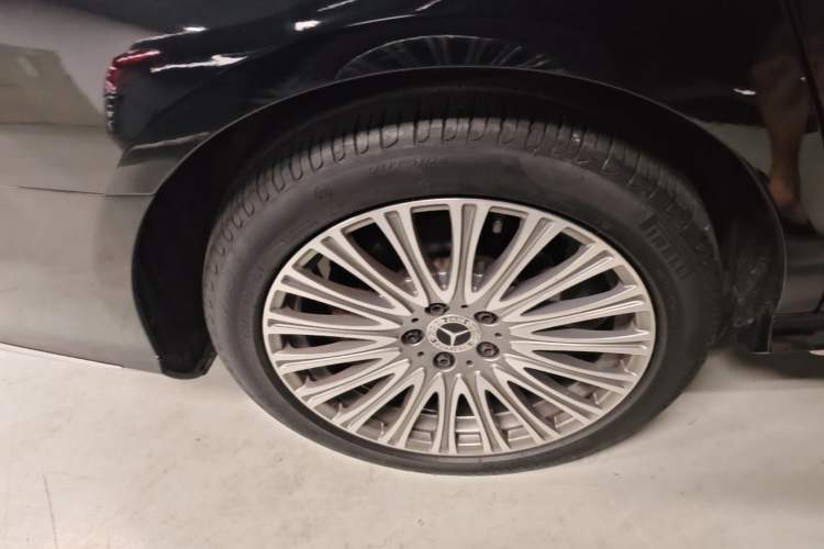 Used Mercedes-Benz E-Class 2020 Restyled E 300 L Sporty and Stylish Edition Right Rear Wheel Hub