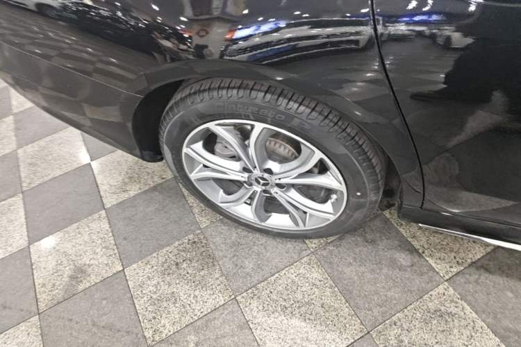 Used Mercedes-Benz E-Class 2020 Restyled E 300 L Sporty and Stylish Edition Right Rear Wheel Hub