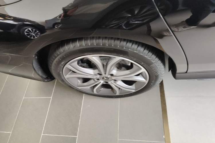 Used Mercedes-Benz E-Class 2020 Restyled E 300 L Sporty and Stylish Edition Right Rear Wheel Hub